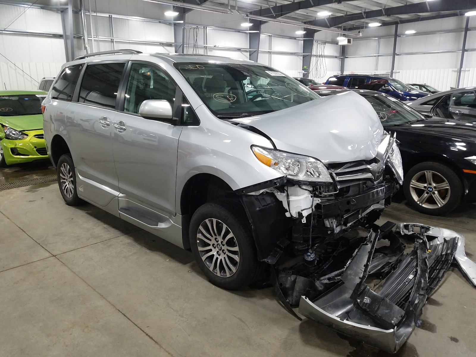 TOYOTA SIENNA XLE 2020 with VIN 5TDYZ3DC0LS033905 - Photo from auction