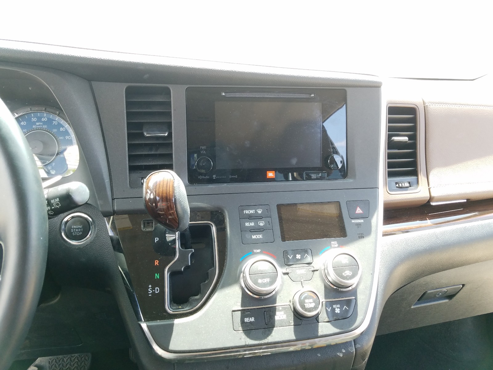 Photo 9 from auction – 2017 TOYOTA SIENNA XLE with VIN 5TDDZ3DCXHS185616