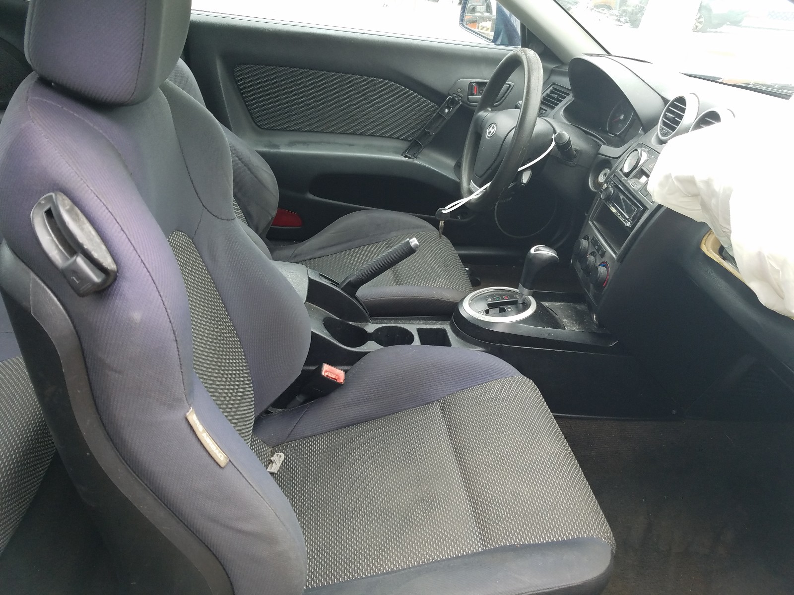 Photo 5 from auction – 2005 HYUNDAI TIBURON with VIN KMHHM65D85U170530