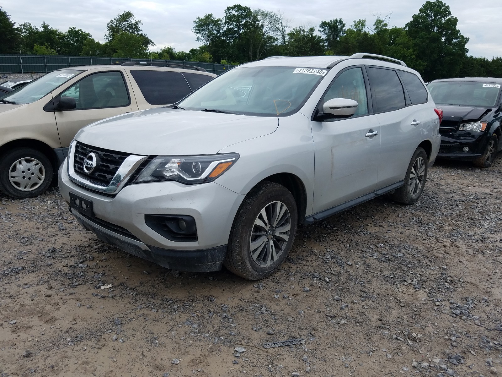 Photo 2 from auction – 2017 NISSAN PATHFINDER with VIN 5N1DR2MM1HC662739