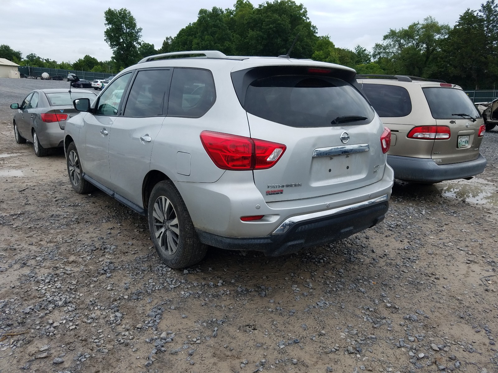 Photo 3 from auction – 2017 NISSAN PATHFINDER with VIN 5N1DR2MM1HC662739