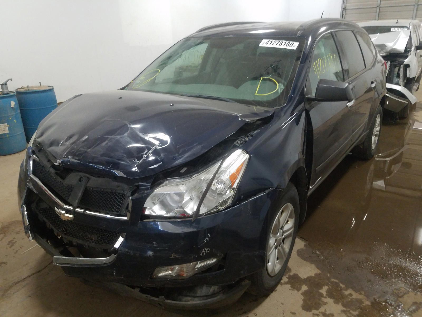 Photo 2 from auction – 2011 CHEVROLET TRAVERSE L with VIN 1GNKVEED2BJ290832