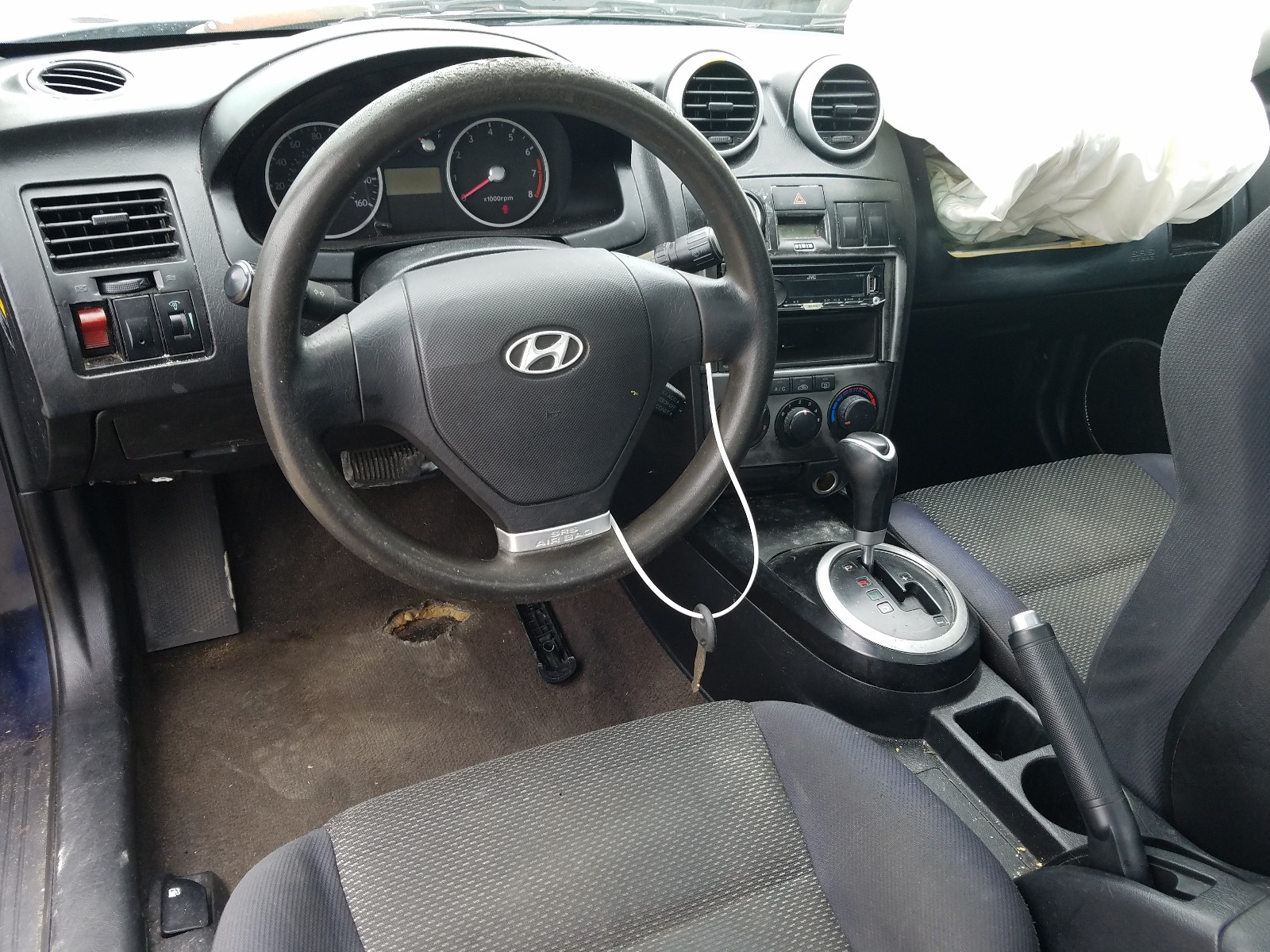 Photo 9 from auction – 2005 HYUNDAI TIBURON with VIN KMHHM65D85U170530