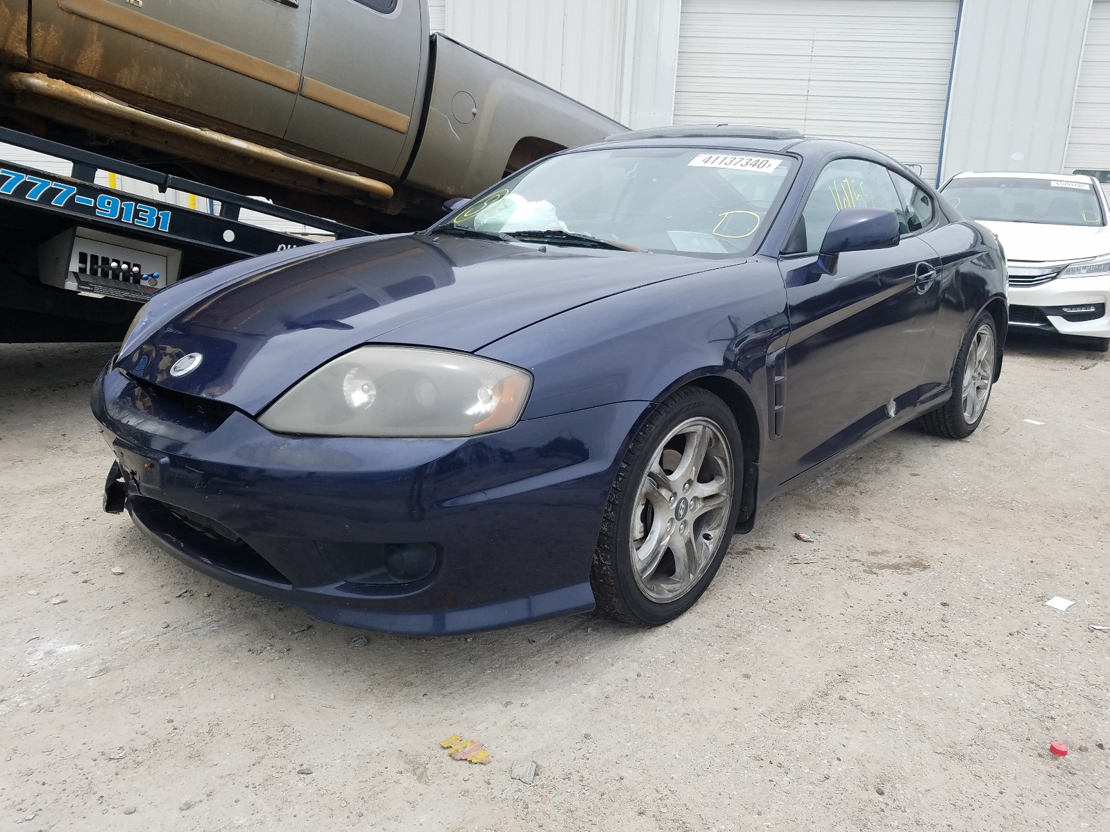 Photo 2 from auction – 2005 HYUNDAI TIBURON with VIN KMHHM65D85U170530