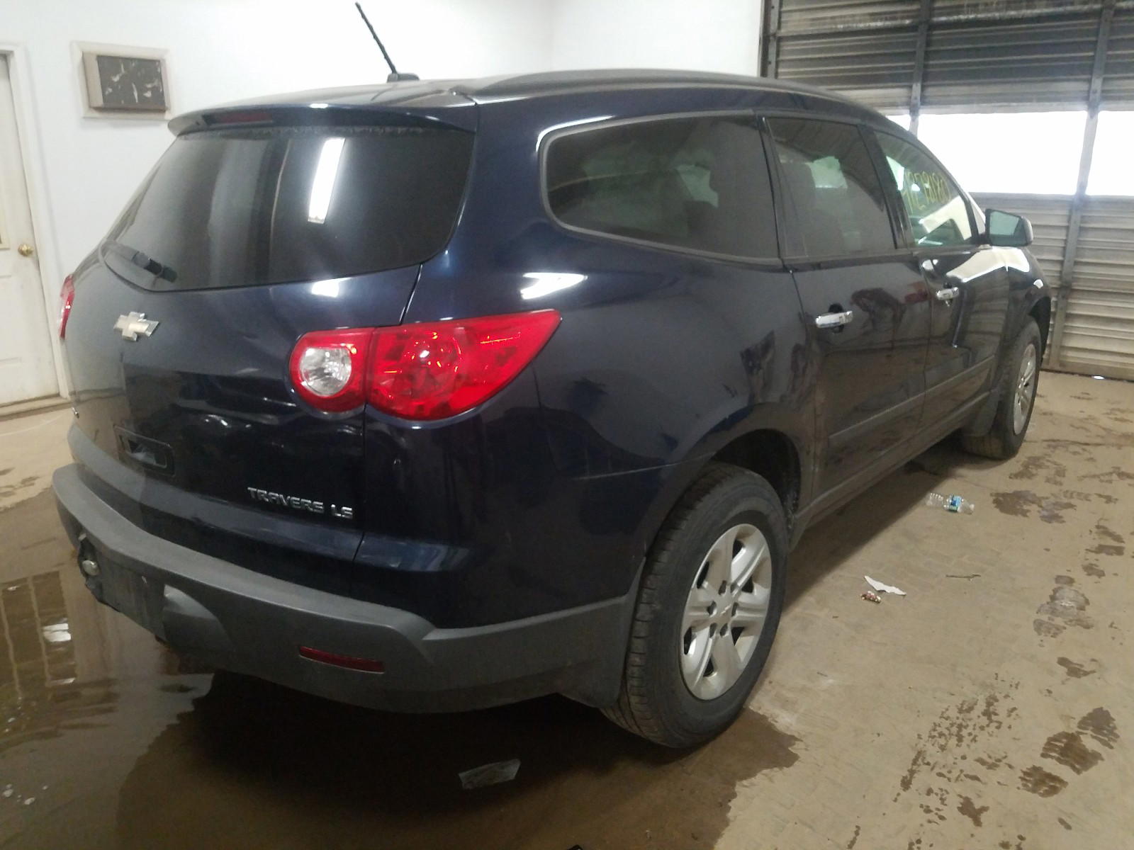 Photo 4 from auction – 2011 CHEVROLET TRAVERSE L with VIN 1GNKVEED2BJ290832