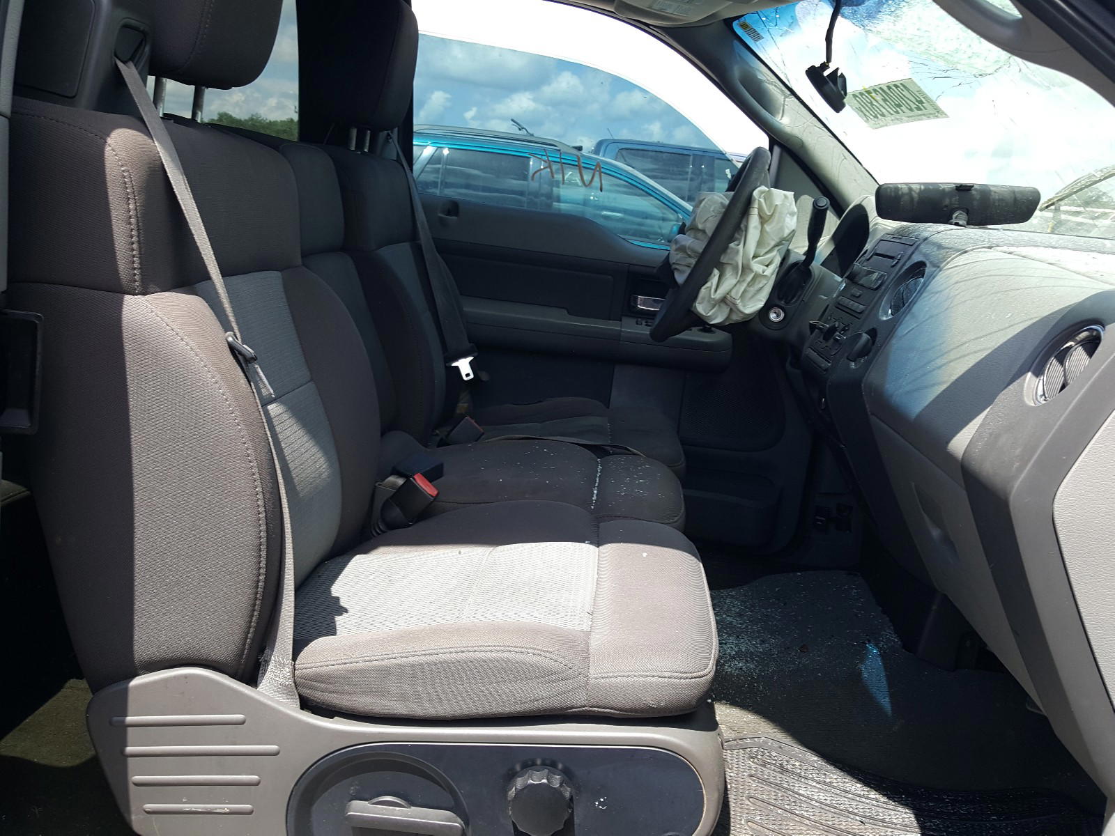 Photo 5 from auction – 2005 FORD F150 with VIN 1FTRX12W25NA47714