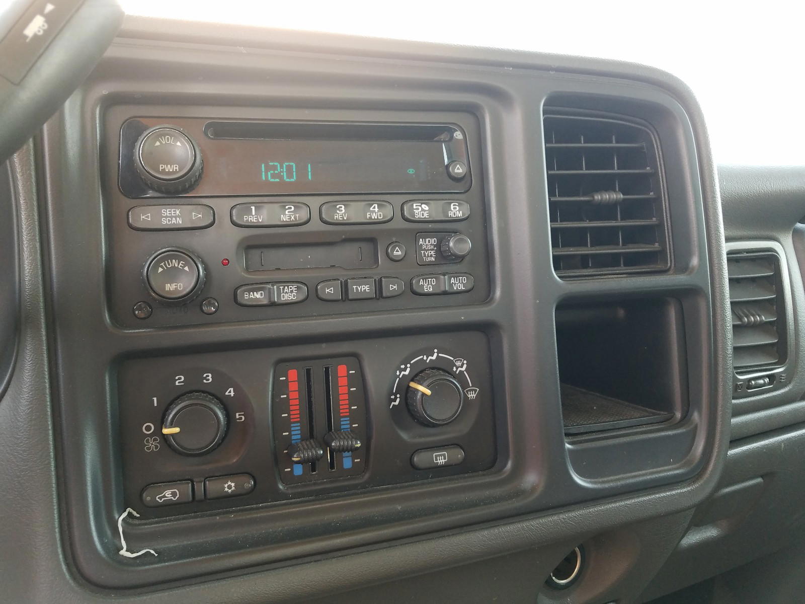 Photo 9 from auction – 2006 CHEVROLET SILVERADO with VIN 1GCEC19T96Z147745