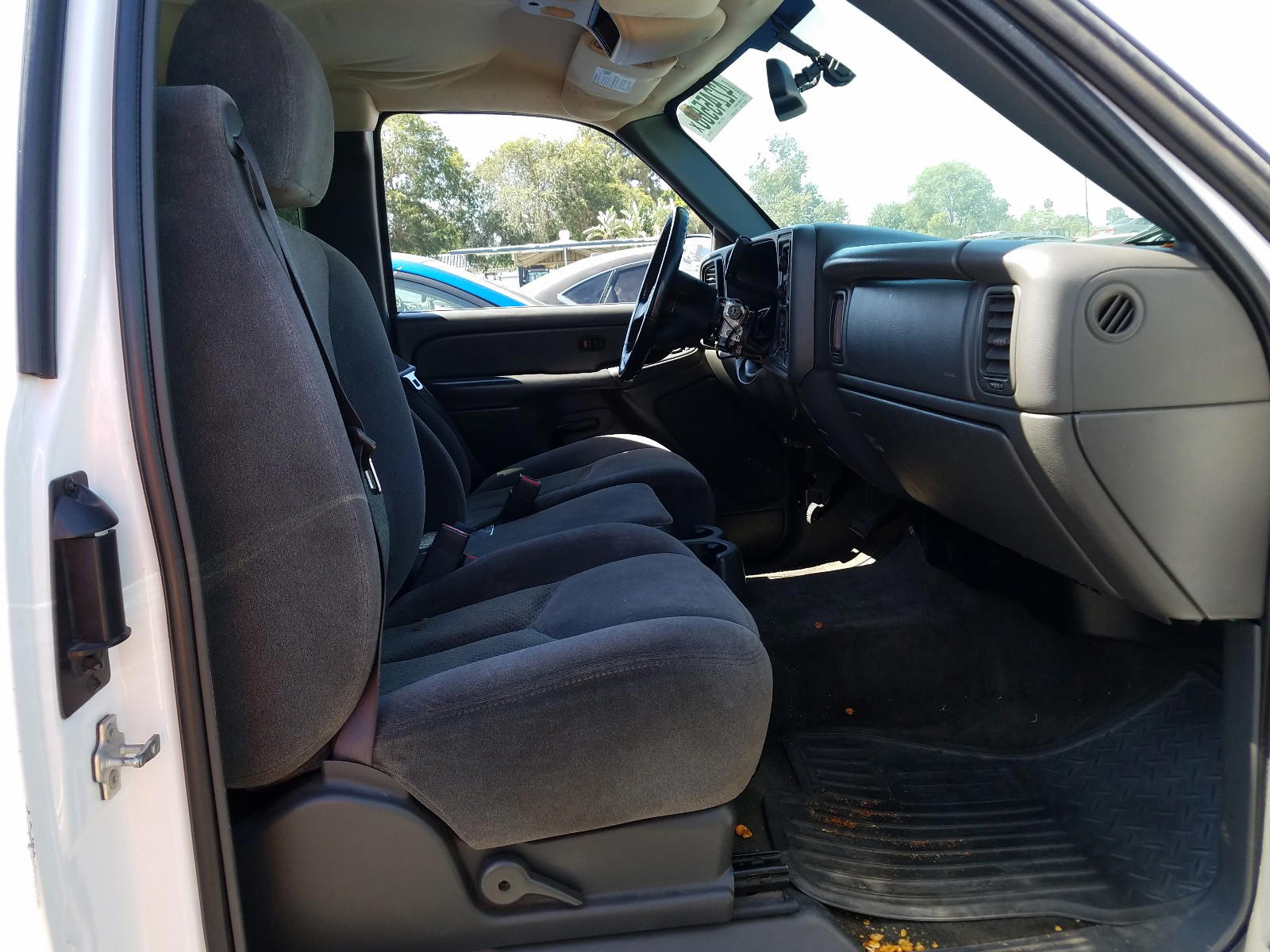Photo 5 from auction – 2006 CHEVROLET SILVERADO with VIN 1GCEC19T96Z147745