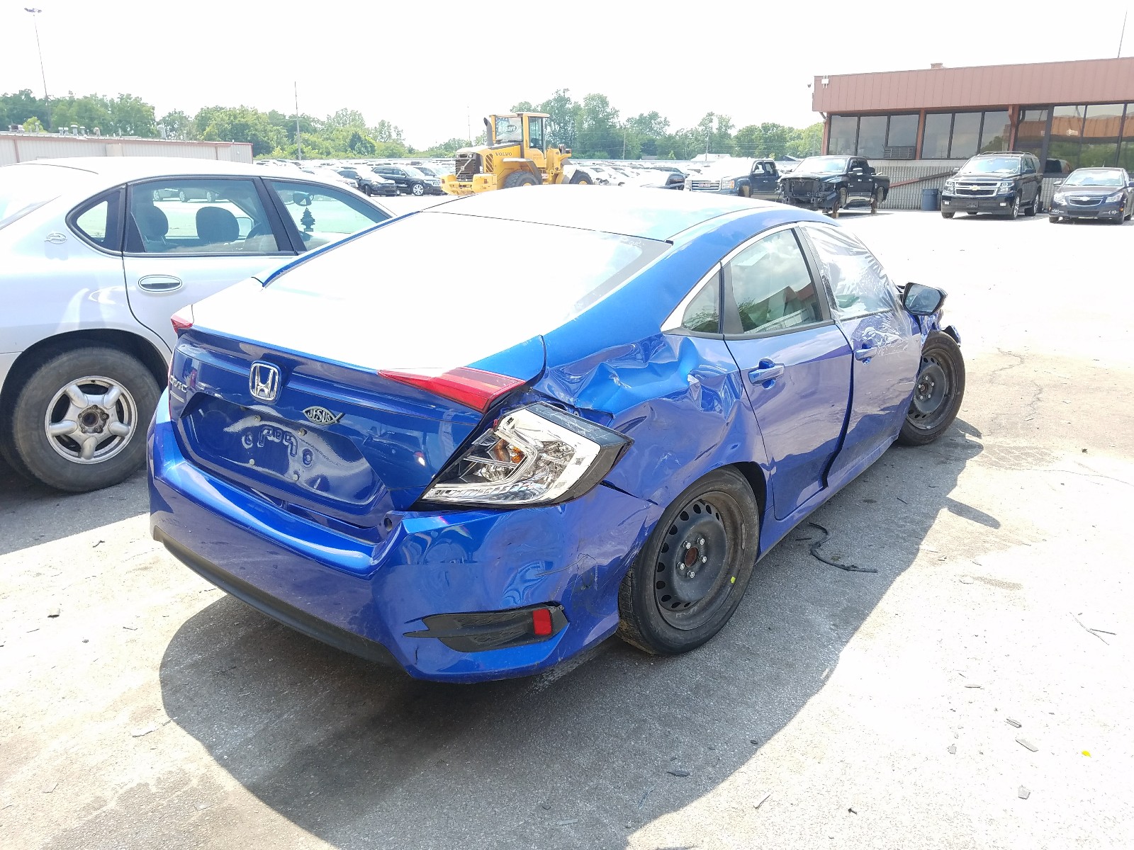 Photo 4 from auction – 2018 HONDA CIVIC LX with VIN 19XFC2F56JE020519