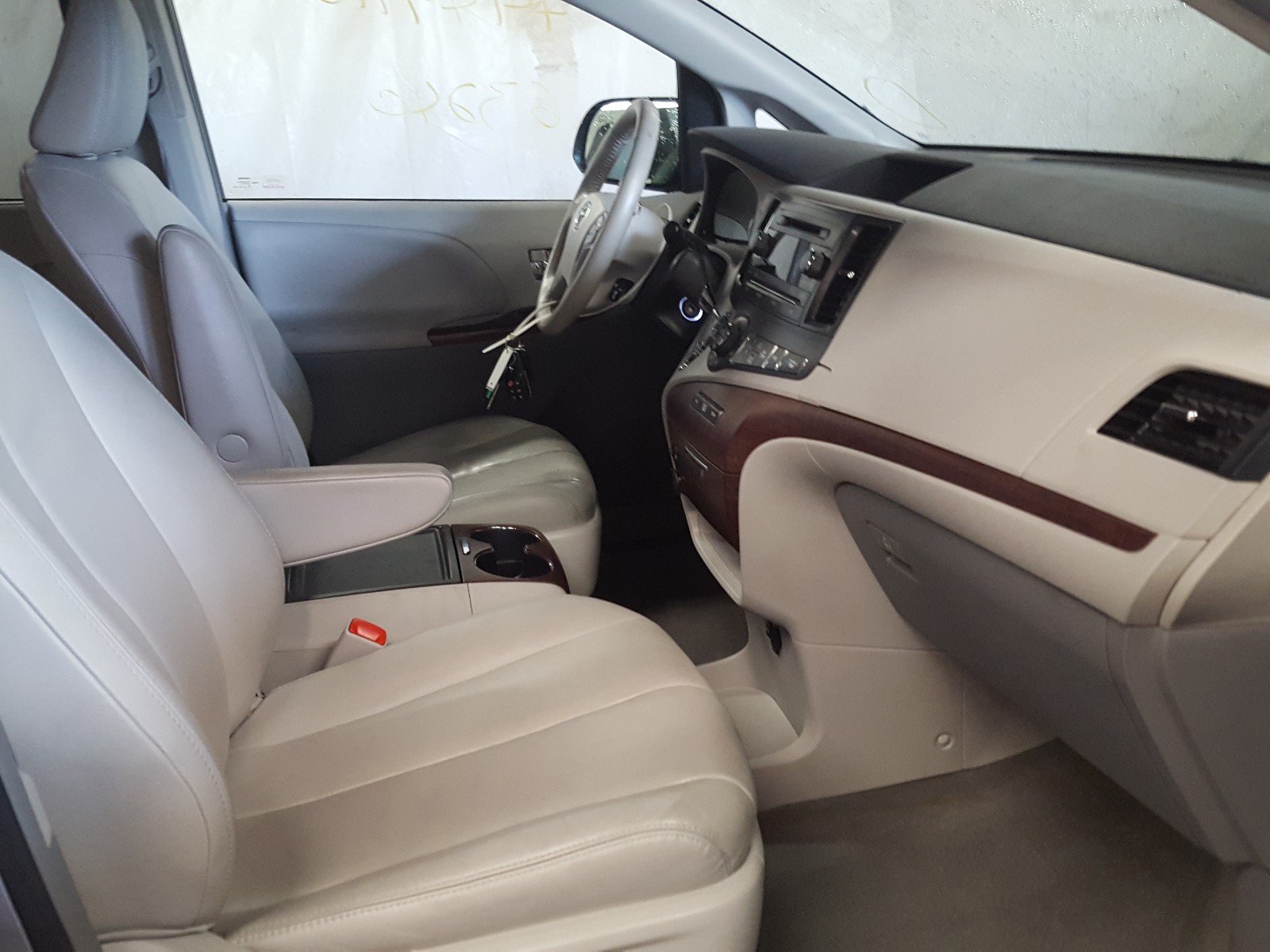 Photo 5 from auction – 2013 TOYOTA SIENNA XLE with VIN 5TDYK3DC7DS362106