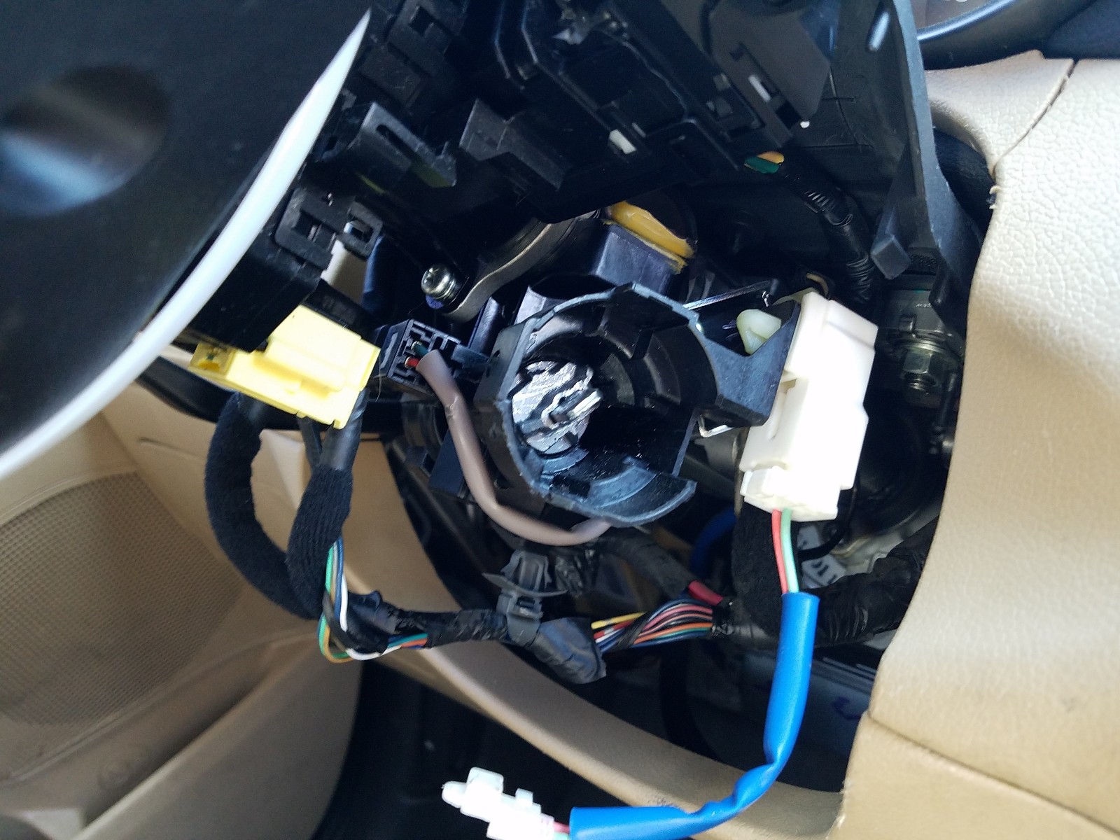Photo 9 from auction – 2011 HYUNDAI ELANTRA GL with VIN 5NPDH4AE5BH024246