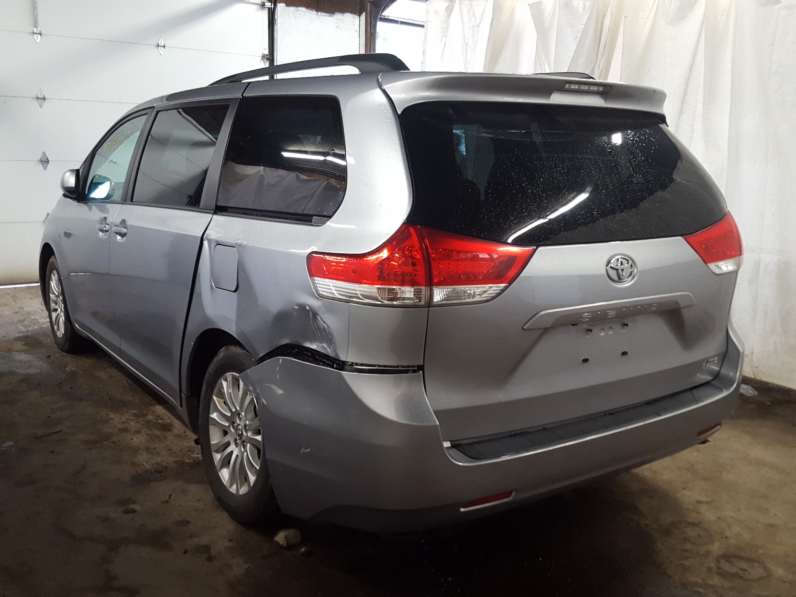 Photo 3 from auction – 2013 TOYOTA SIENNA XLE with VIN 5TDYK3DC7DS362106