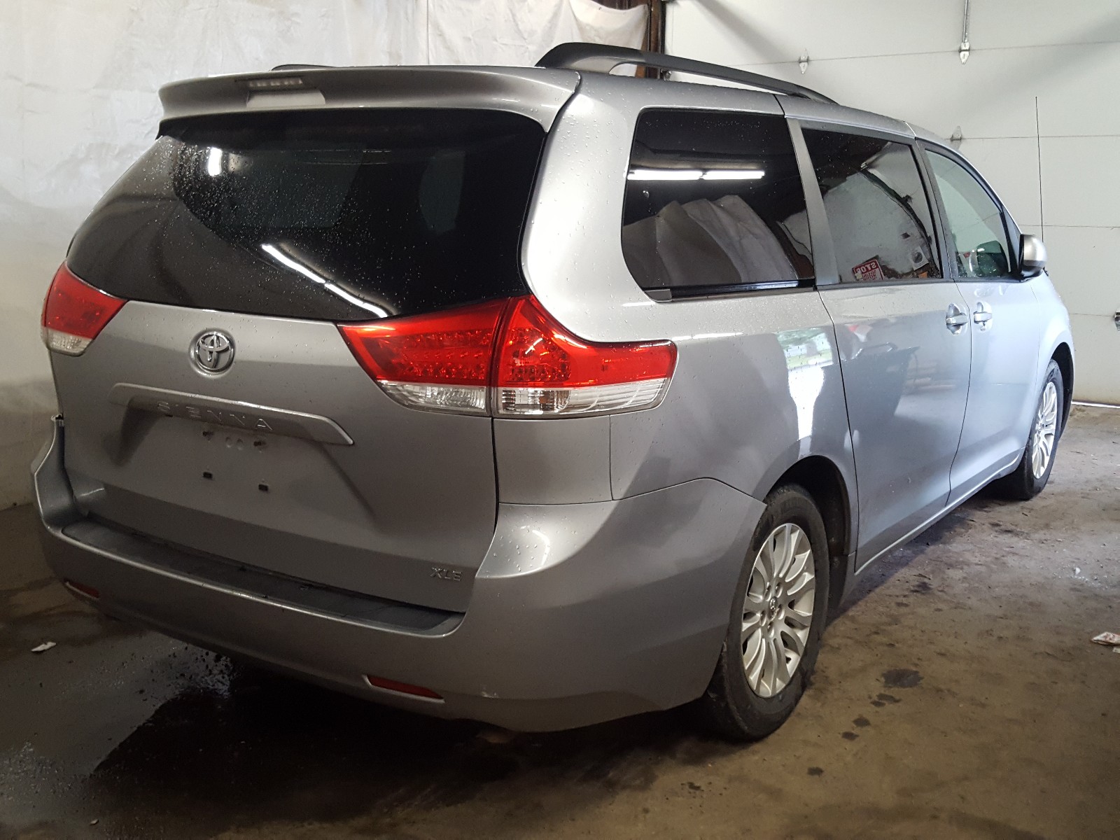Photo 4 from auction – 2013 TOYOTA SIENNA XLE with VIN 5TDYK3DC7DS362106