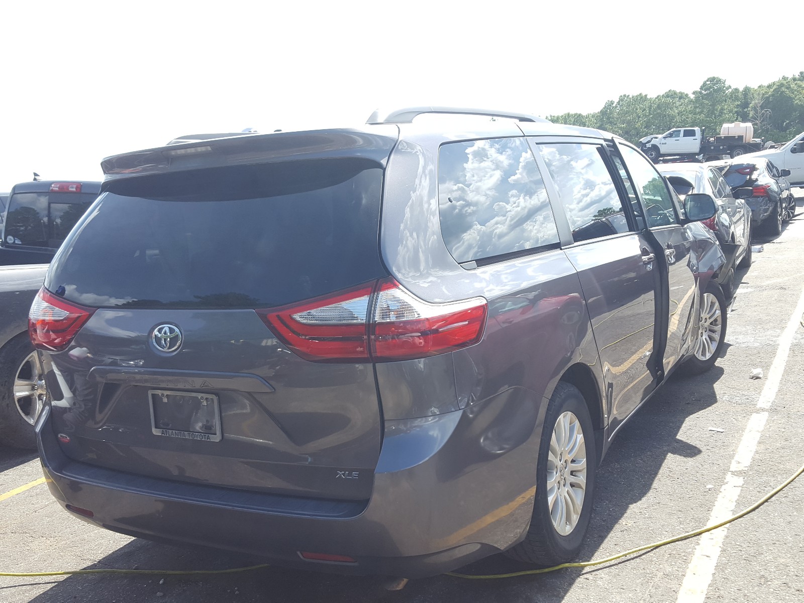Photo 4 from auction – 2015 TOYOTA SIENNA XLE with VIN 5TDYK3DC1FS547612
