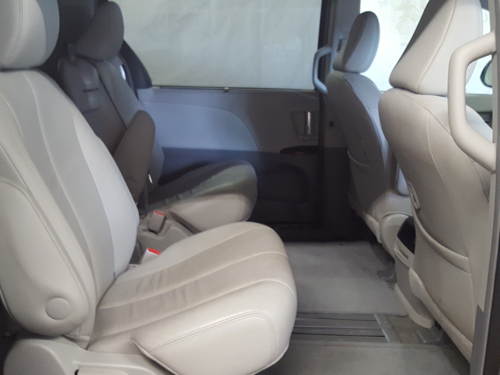 Photo 6 from auction – 2013 TOYOTA SIENNA XLE with VIN 5TDYK3DC7DS362106