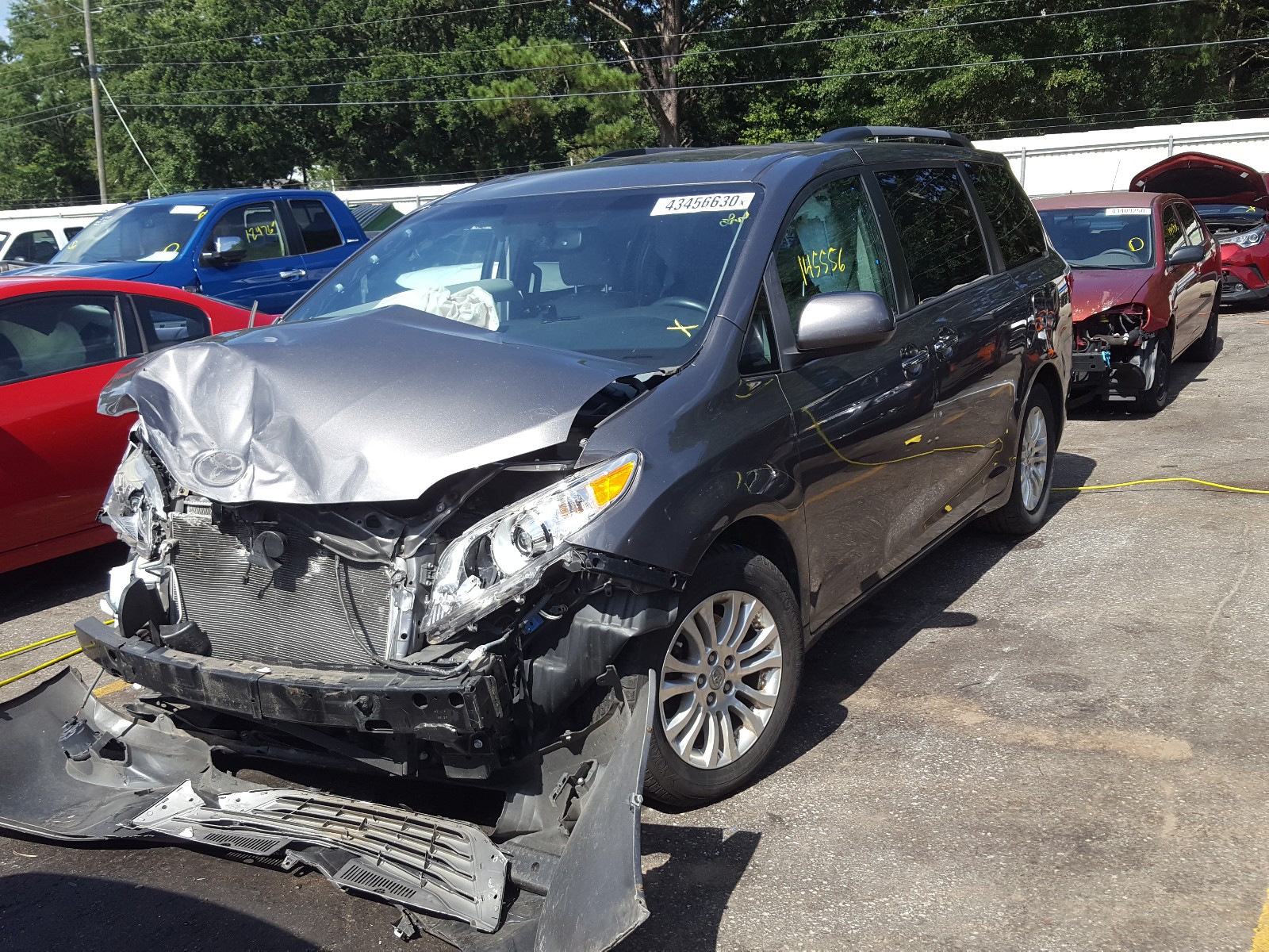 Photo 2 from auction – 2015 TOYOTA SIENNA XLE with VIN 5TDYK3DC1FS547612