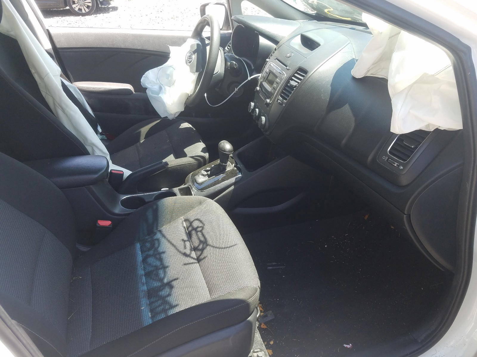 Photo 5 from auction – 2017 KIA FORTE LX with VIN 3KPFK4A78HE094011