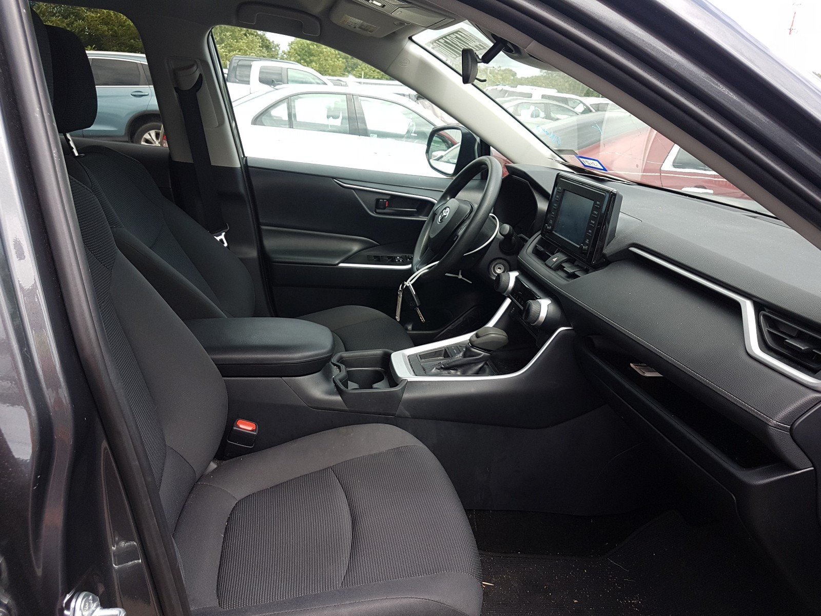Photo 5 from auction – 2019 TOYOTA RAV4 LE with VIN 2T3H1RFV2KW019512