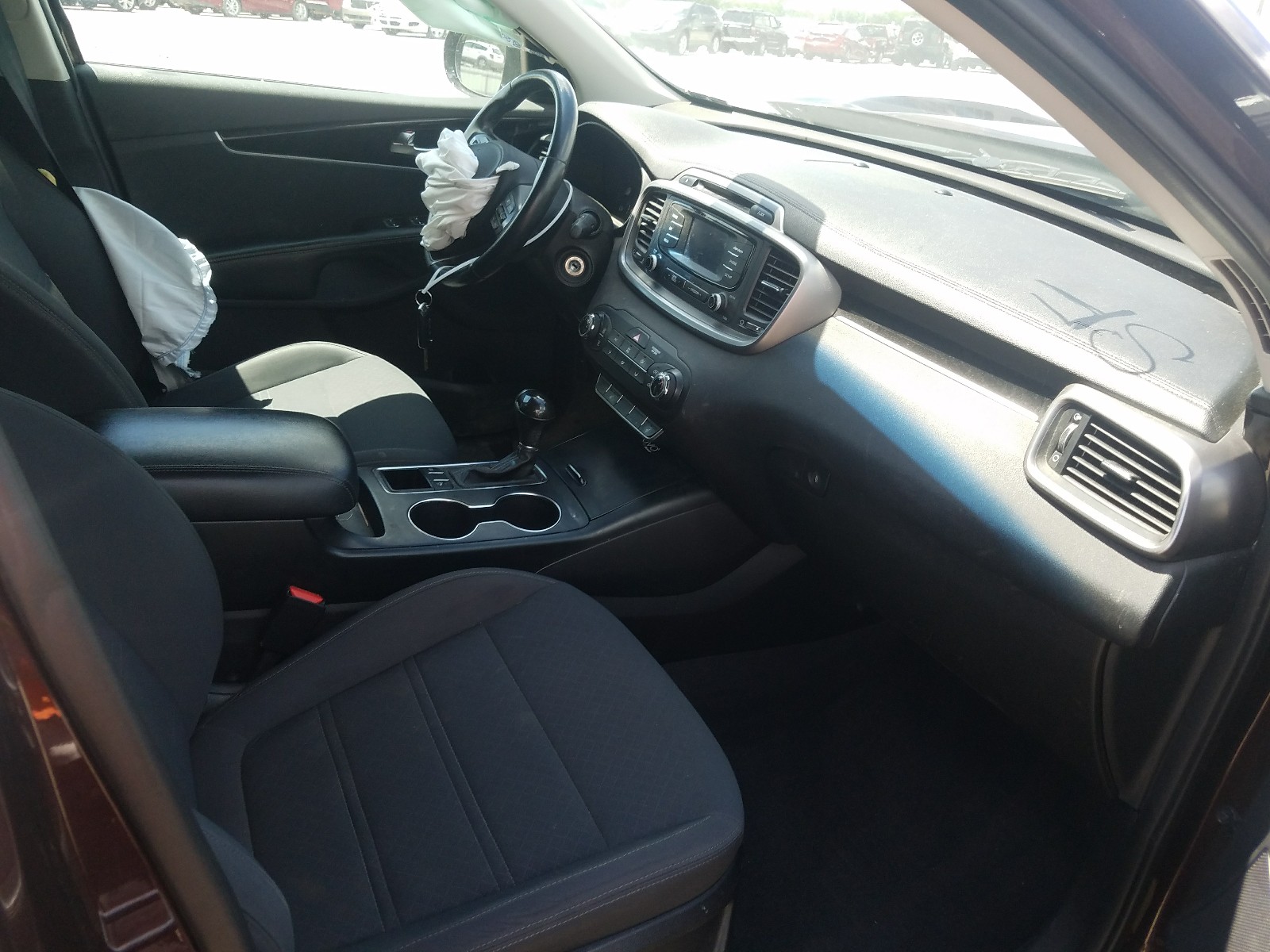 Photo 15 from auction – 2016 KIA SORENTO LX with VIN 5XYPG4A33GG019835