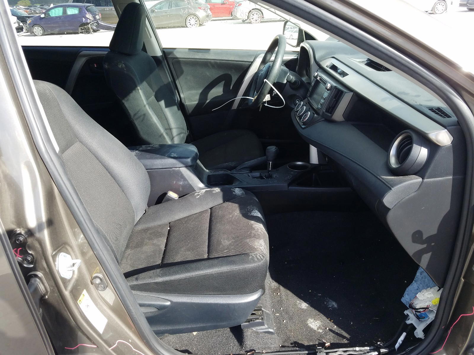 Photo 5 from auction – 2014 TOYOTA RAV4 LE with VIN JTMZFREV2ED040675