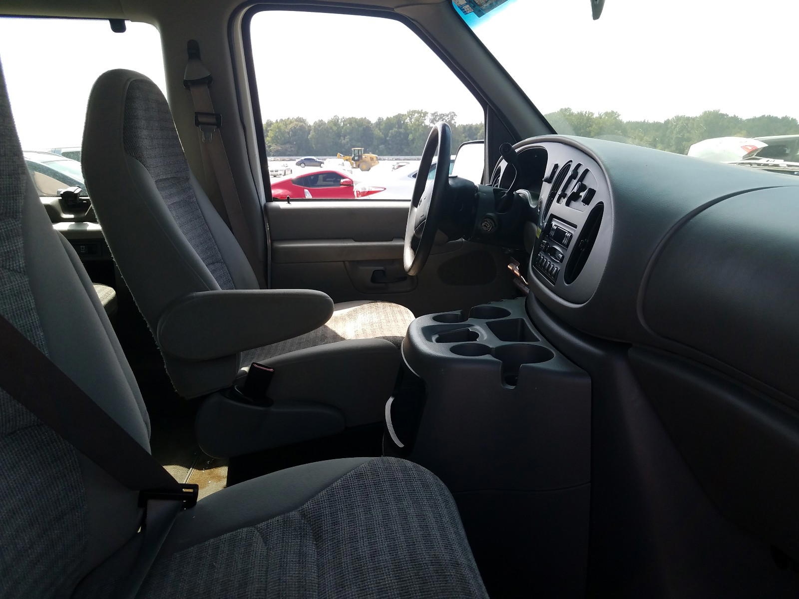 Photo 5 from auction – 2002 FORD ECONOLINE with VIN 1FBSS31L02HA64982