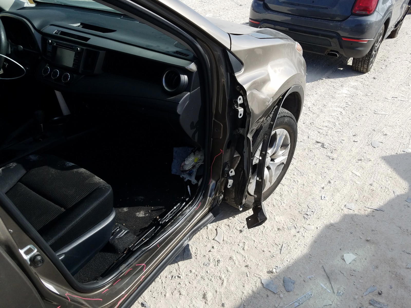 Photo 9 from auction – 2014 TOYOTA RAV4 LE with VIN JTMZFREV2ED040675