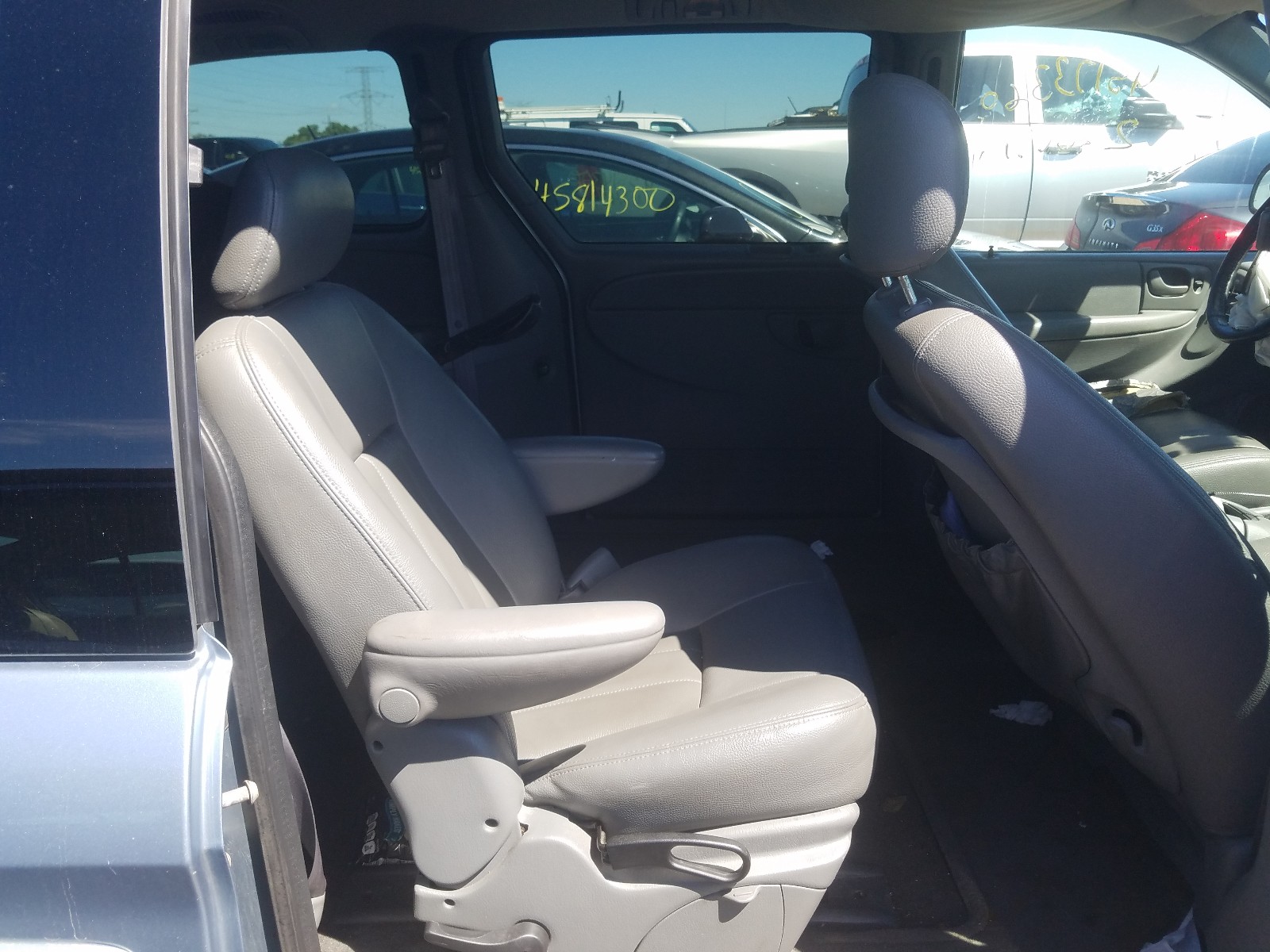 Photo 6 from auction – 2004 CHRYSLER TOWN & COU with VIN 2C4GP54L84R596370