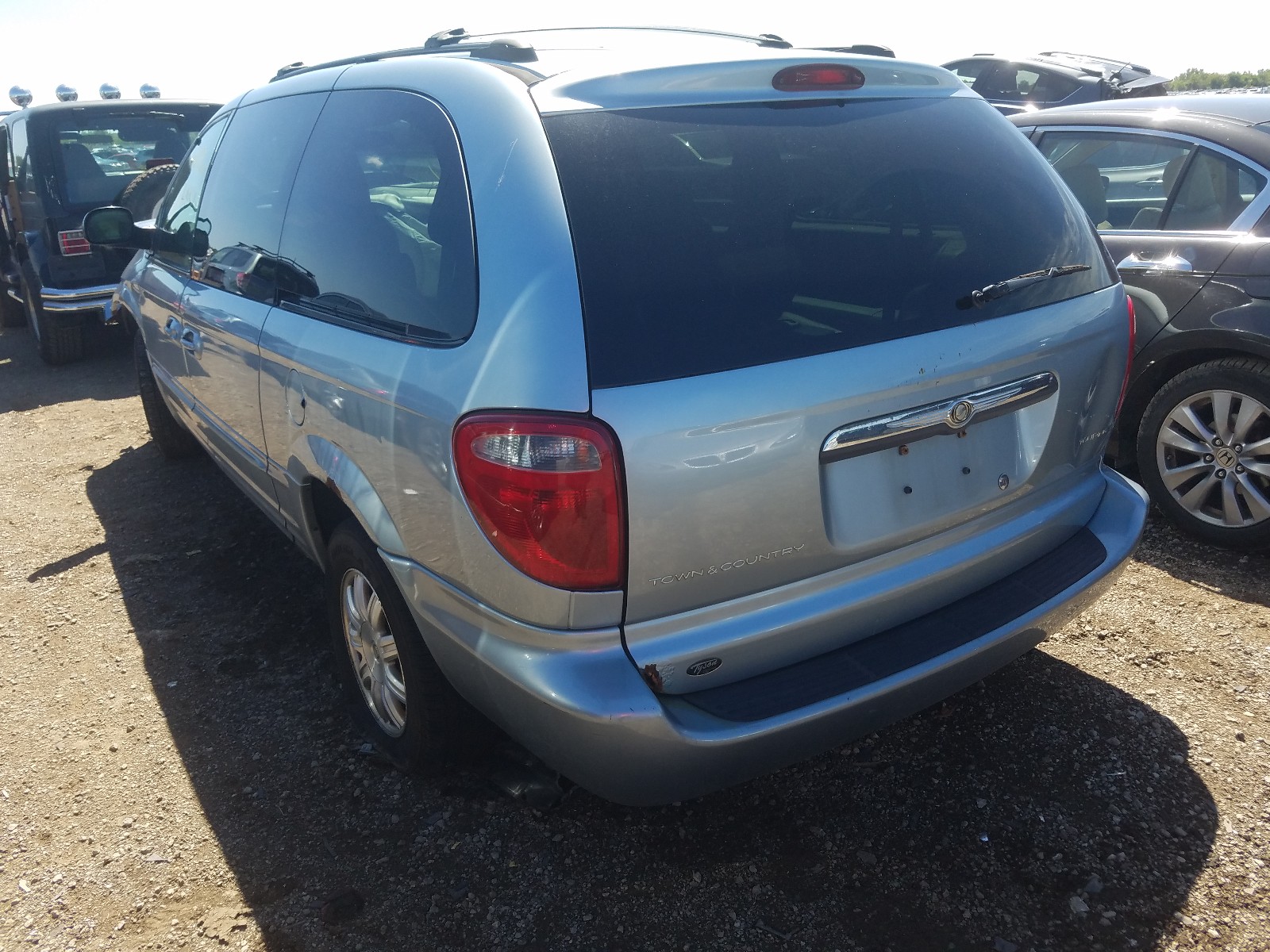 Photo 3 from auction – 2004 CHRYSLER TOWN & COU with VIN 2C4GP54L84R596370