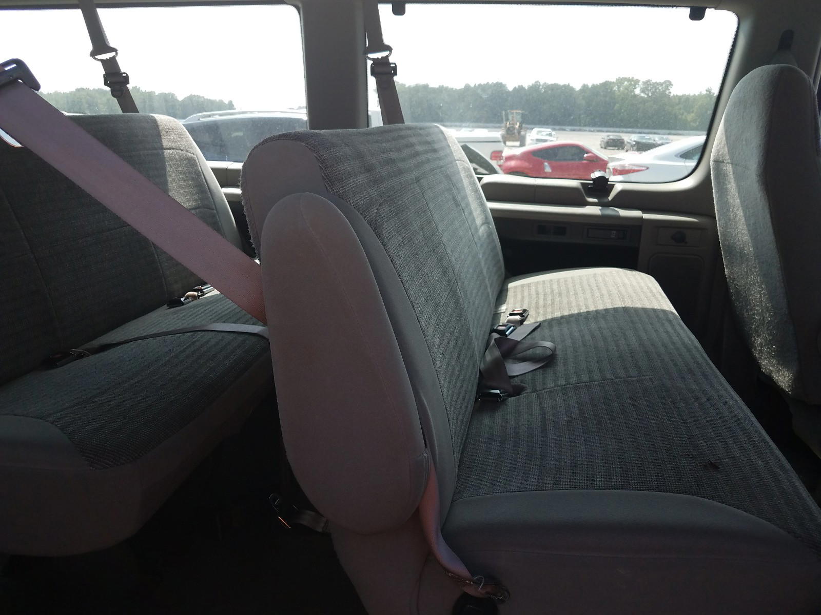 Photo 6 from auction – 2002 FORD ECONOLINE with VIN 1FBSS31L02HA64982