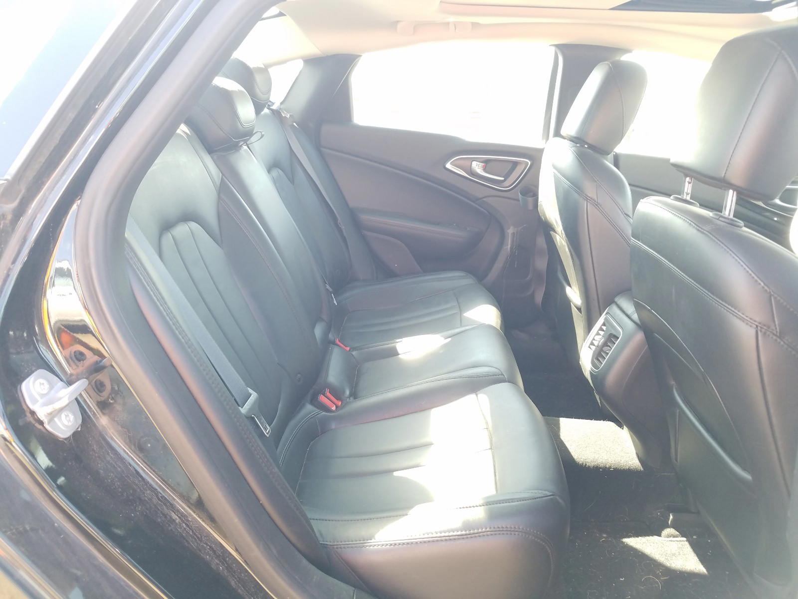 Photo 6 from auction – 2015 CHRYSLER 200 C with VIN 1C3CCCCB4FN759964