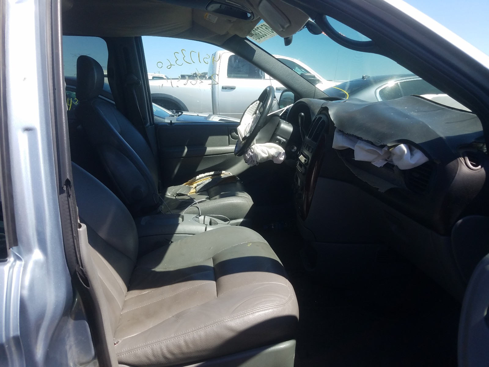 Photo 5 from auction – 2004 CHRYSLER TOWN & COU with VIN 2C4GP54L84R596370