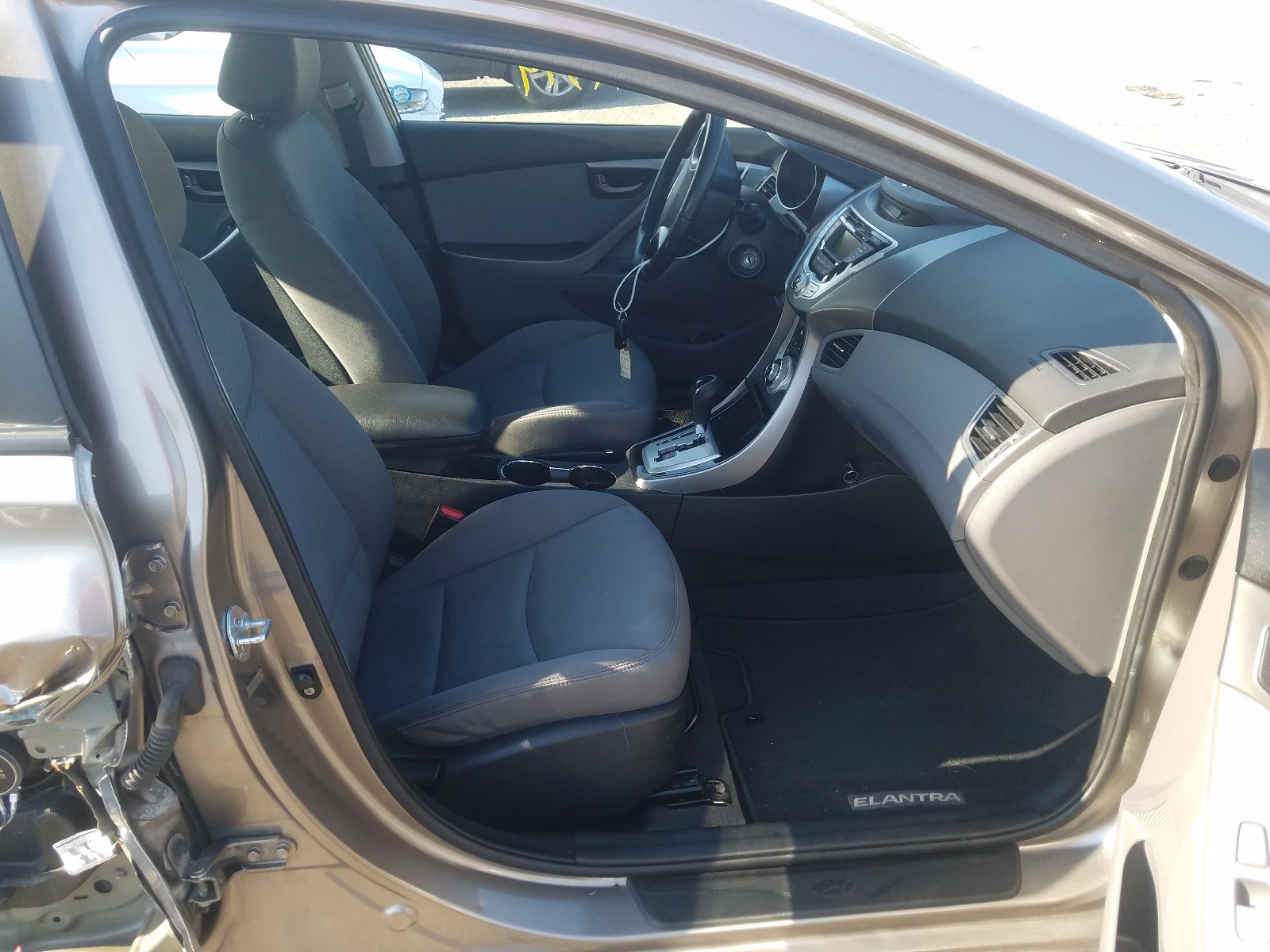 Photo 5 from auction – 2012 HYUNDAI ELANTRA GL with VIN 5NPDH4AE0CH078510