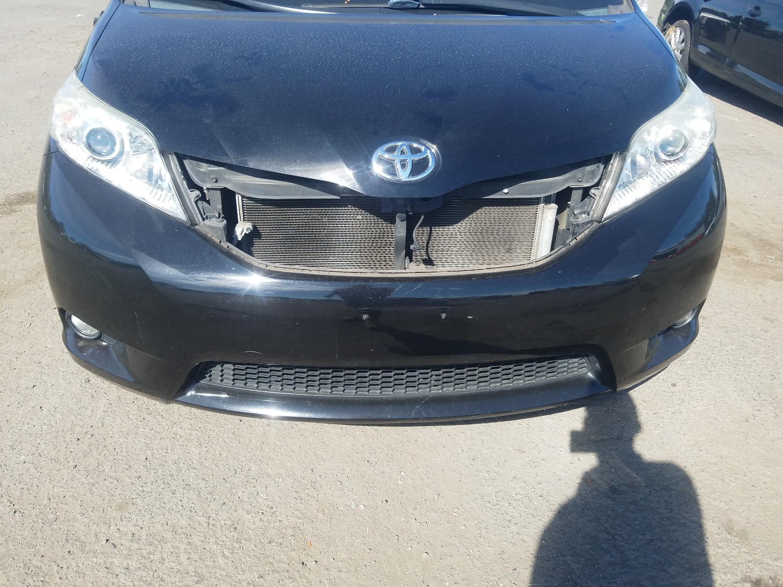 Photo 9 from auction – 2011 TOYOTA SIENNA XLE with VIN 5TDDK3DC3BS020406
