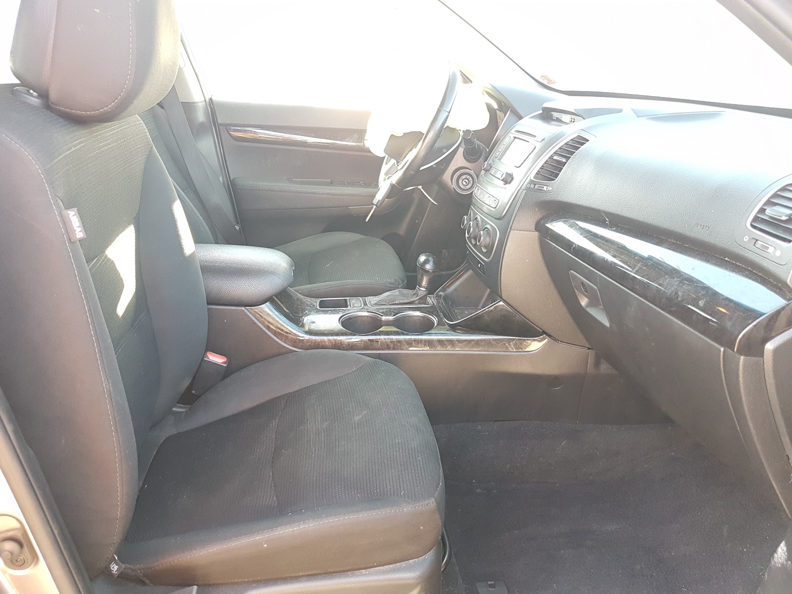 Photo 5 from auction – 2015 KIA SORENTO LX with VIN 5XYKTDA63FG575545