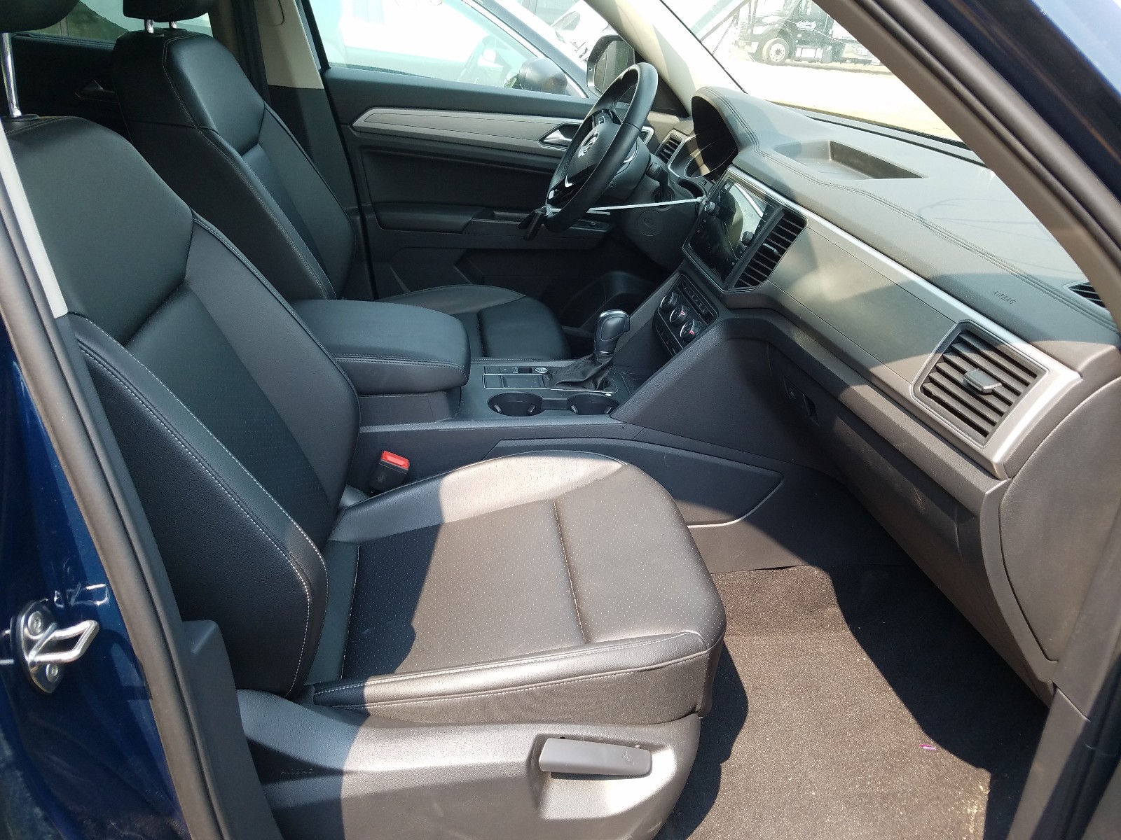 Photo 5 from auction – 2018 VOLKSWAGEN ATLAS SE with VIN 1V2CP2CA6JC596965