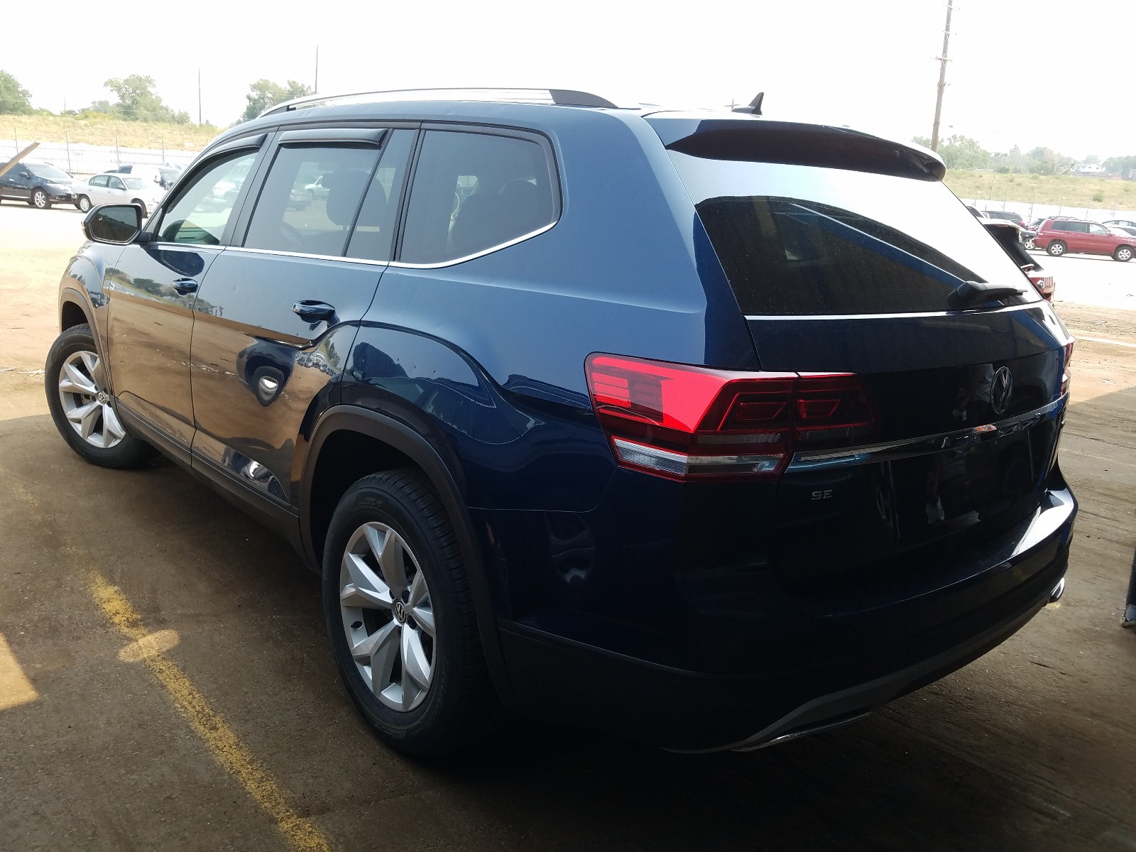 Photo 3 from auction – 2018 VOLKSWAGEN ATLAS SE with VIN 1V2CP2CA6JC596965