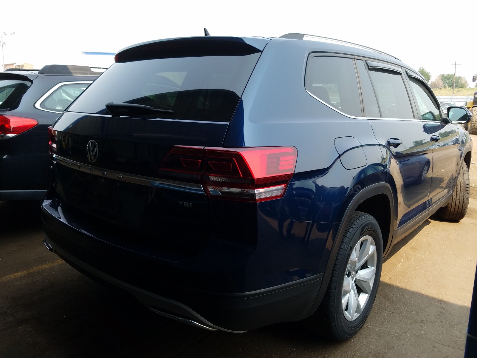 Photo 4 from auction – 2018 VOLKSWAGEN ATLAS SE with VIN 1V2CP2CA6JC596965