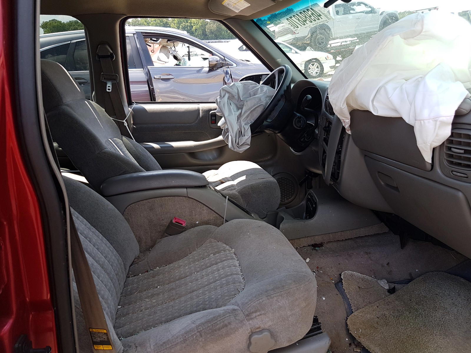 Photo 5 from auction – 2000 CHEVROLET BLAZER with VIN 1GNCS13W9Y2148703