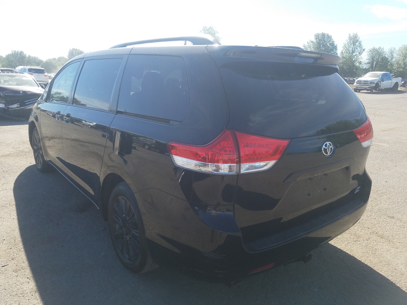 Photo 3 from auction – 2011 TOYOTA SIENNA XLE with VIN 5TDDK3DC3BS020406