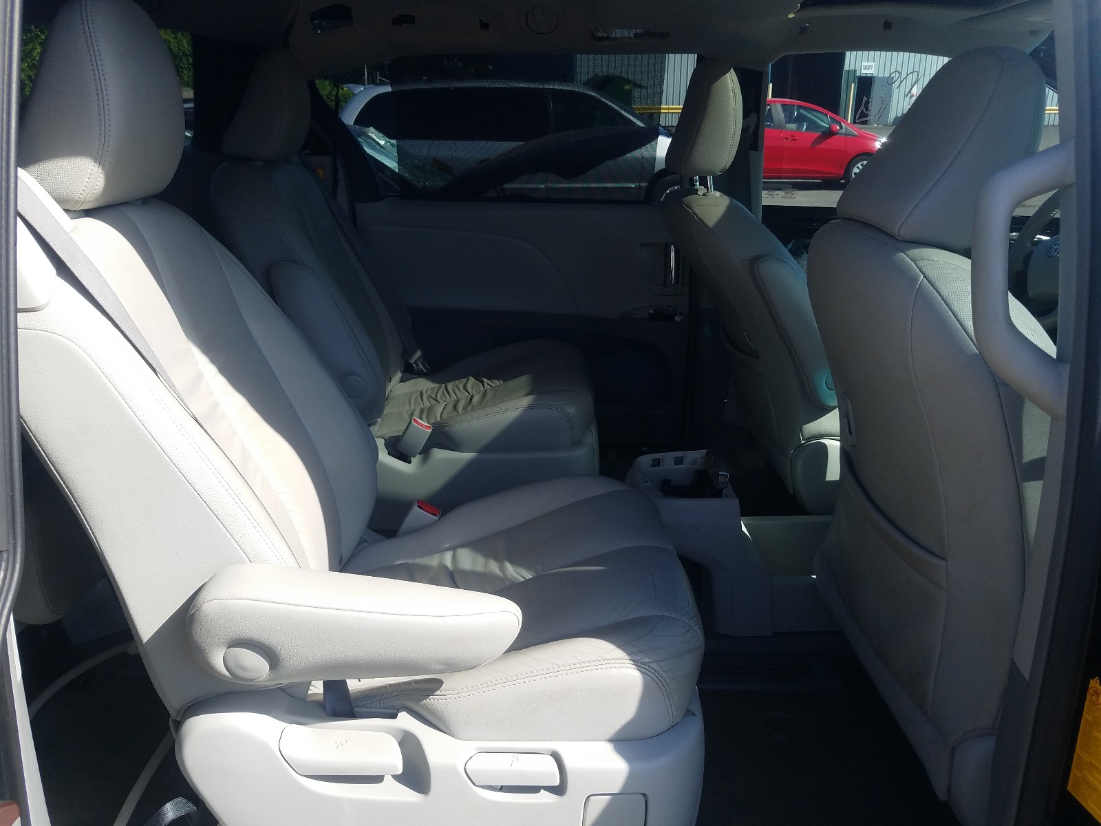 Photo 6 from auction – 2011 TOYOTA SIENNA XLE with VIN 5TDDK3DC3BS020406