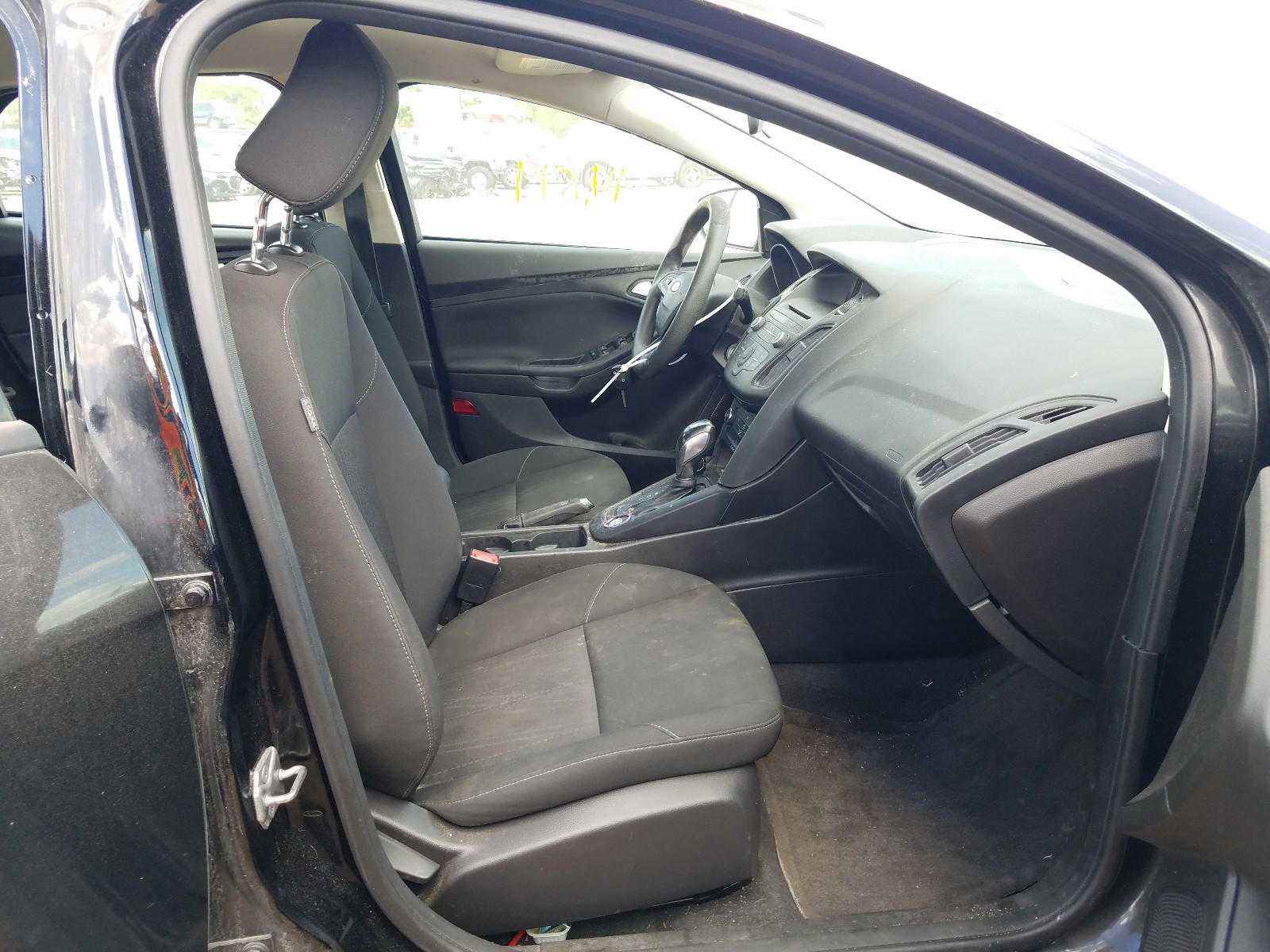 Photo 5 from auction – 2016 FORD FOCUS SE with VIN 1FADP3F29GL285920
