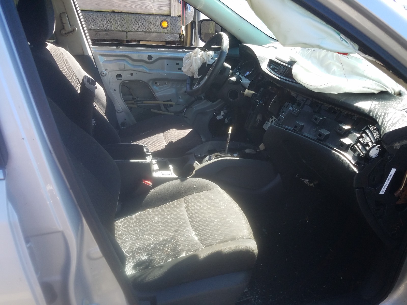 Photo 5 from auction – 2019 NISSAN ROGUE S with VIN 5N1AT2MV2KC755967
