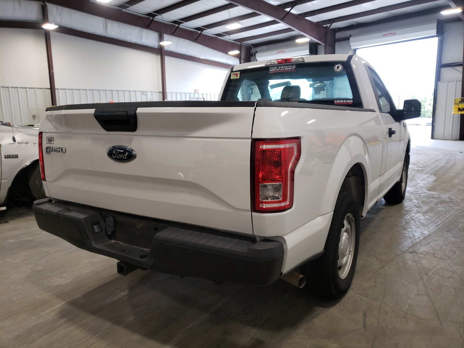 صورة رقم 4 من المزاد - 2017 FORD F150 مع VIN 1FTMF1C84HFC77444