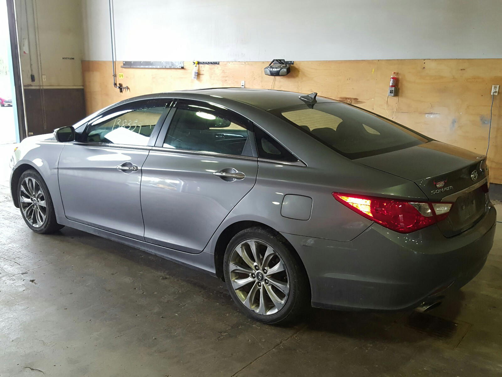Photo 3 from auction – 2011 HYUNDAI SONATA SE with VIN 5NPEC4AB5BH279875
