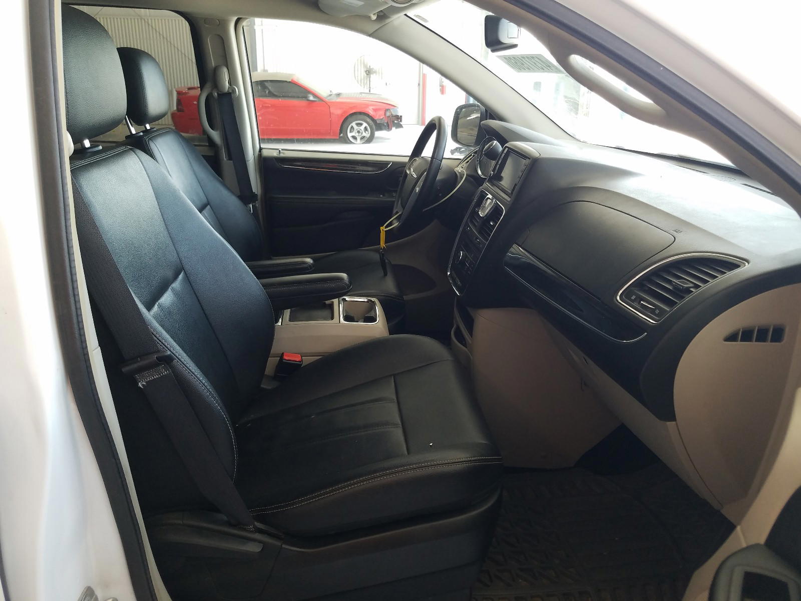 Photo 5 from auction – 2016 CHRYSLER TOWN & COU with VIN 2C4RC1BG7GR293345