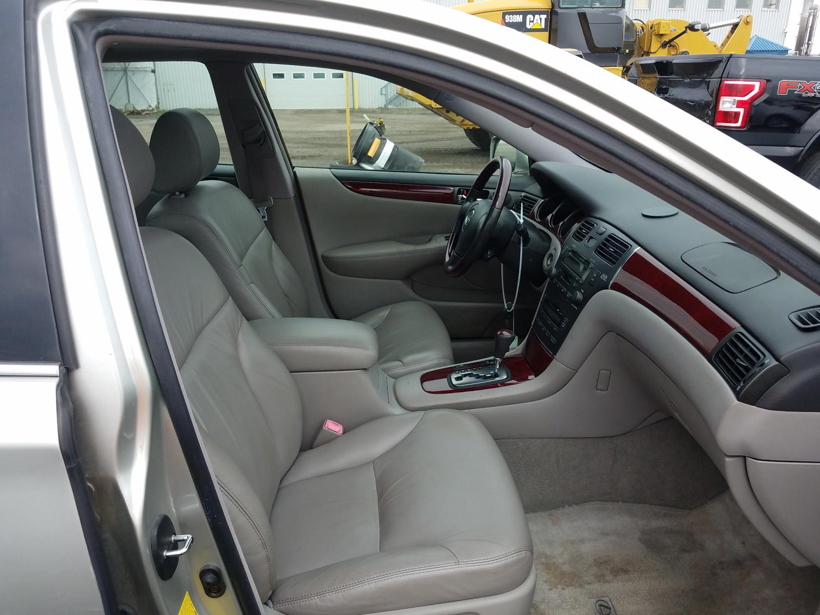 Photo 5 from auction – 2004 LEXUS ES 330 with VIN JTHBA30G345034588