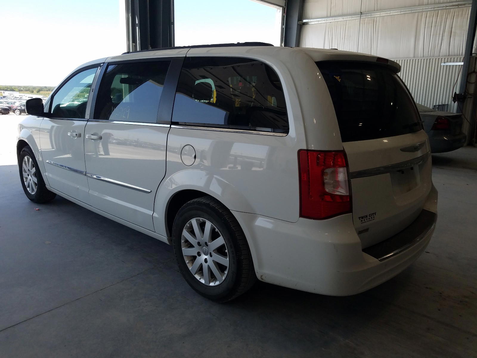 Photo 3 from auction – 2016 CHRYSLER TOWN & COU with VIN 2C4RC1BG7GR293345