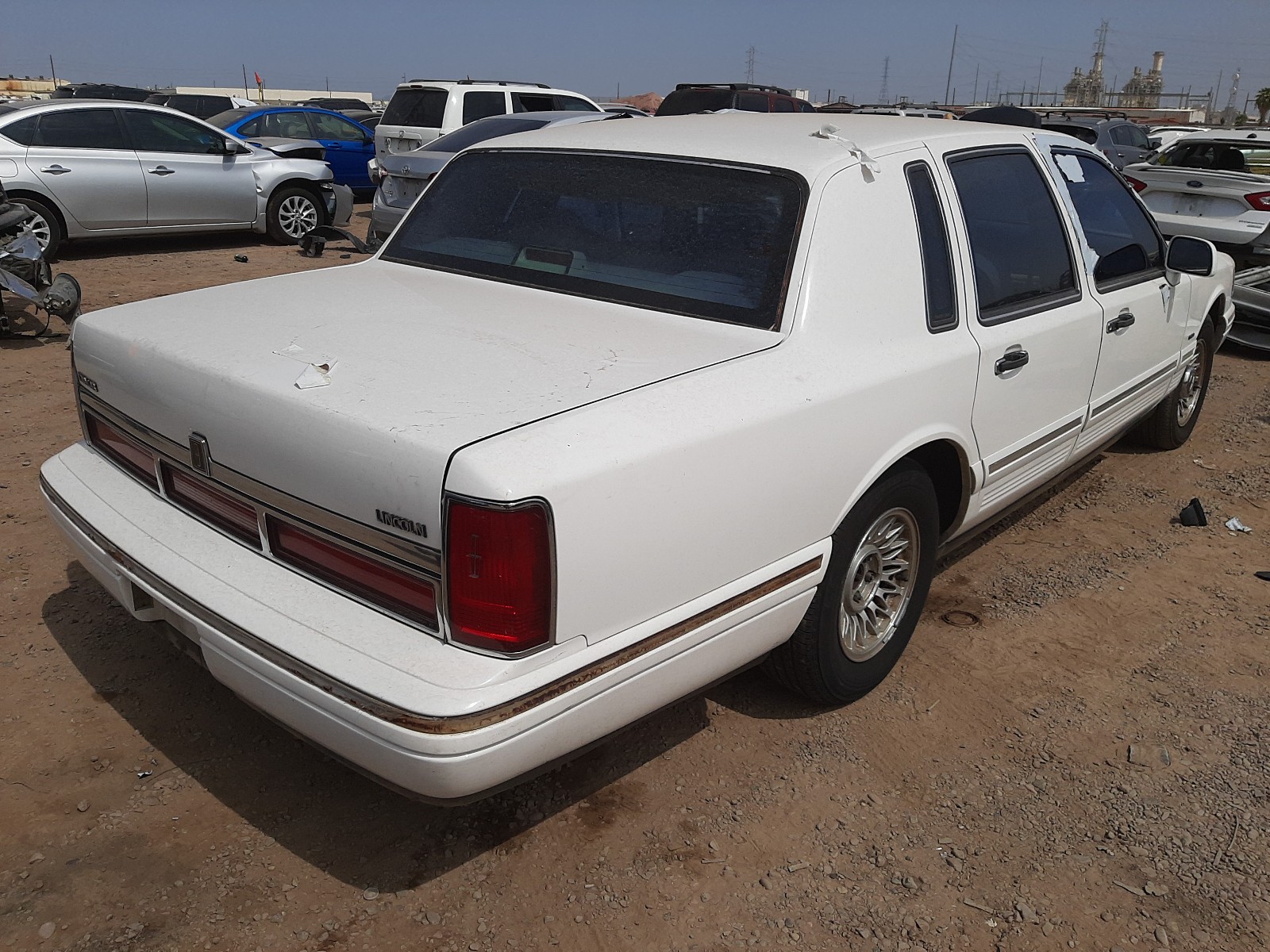 Photo 4 from auction – 1995 LINCOLN TOWN CAR E with VIN 1LNLM81W6SY682658