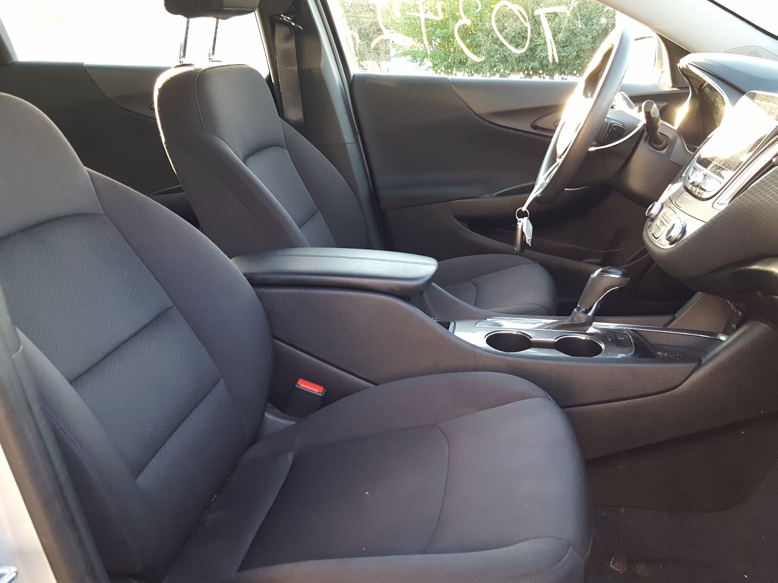 Photo 5 from auction – 2019 CHEVROLET MALIBU LT with VIN 1G1ZD5ST6KF106736