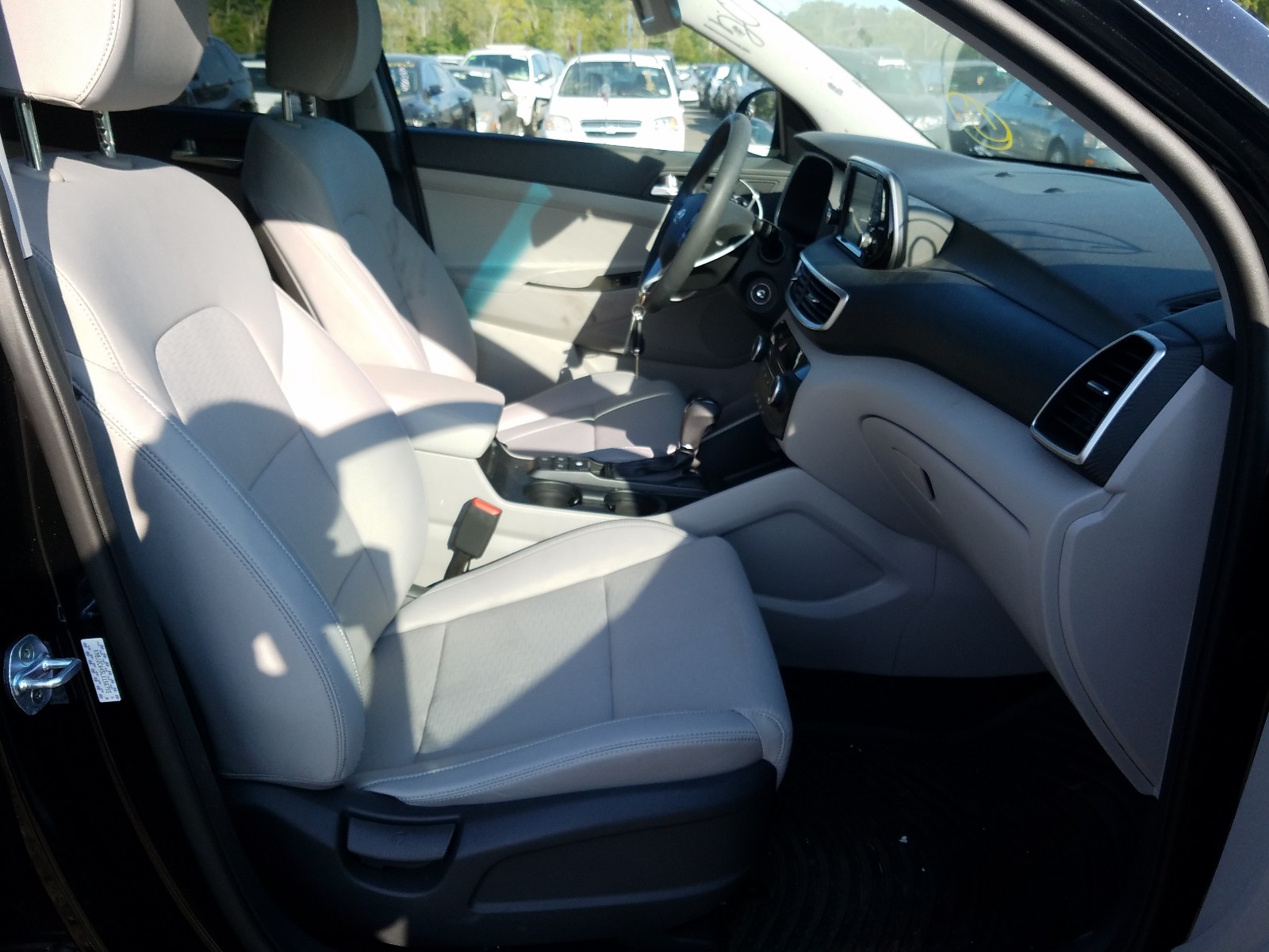 Photo 5 from auction – 2020 HYUNDAI TUCSON SE with VIN KM8J2CA45LU156755